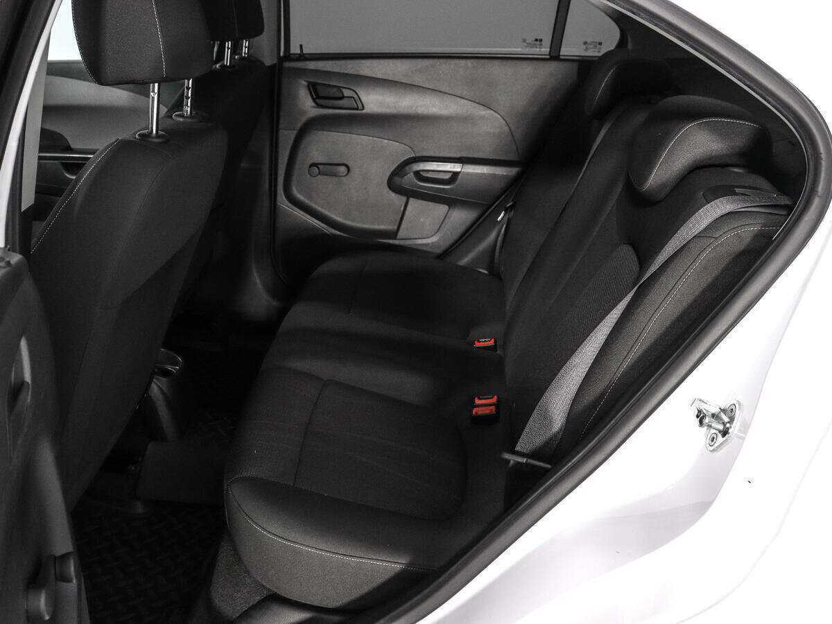 Chevrolet Aveo с пробегом — 2012 год. Фото: #10