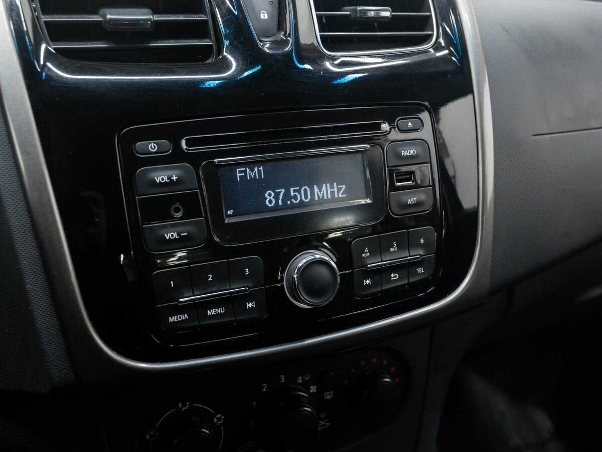 Renault Sandero с пробегом — 2016 год. Фото: #15