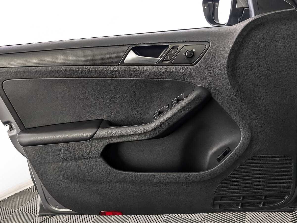 Volkswagen Jetta с пробегом — 2016 год. Фото: #18