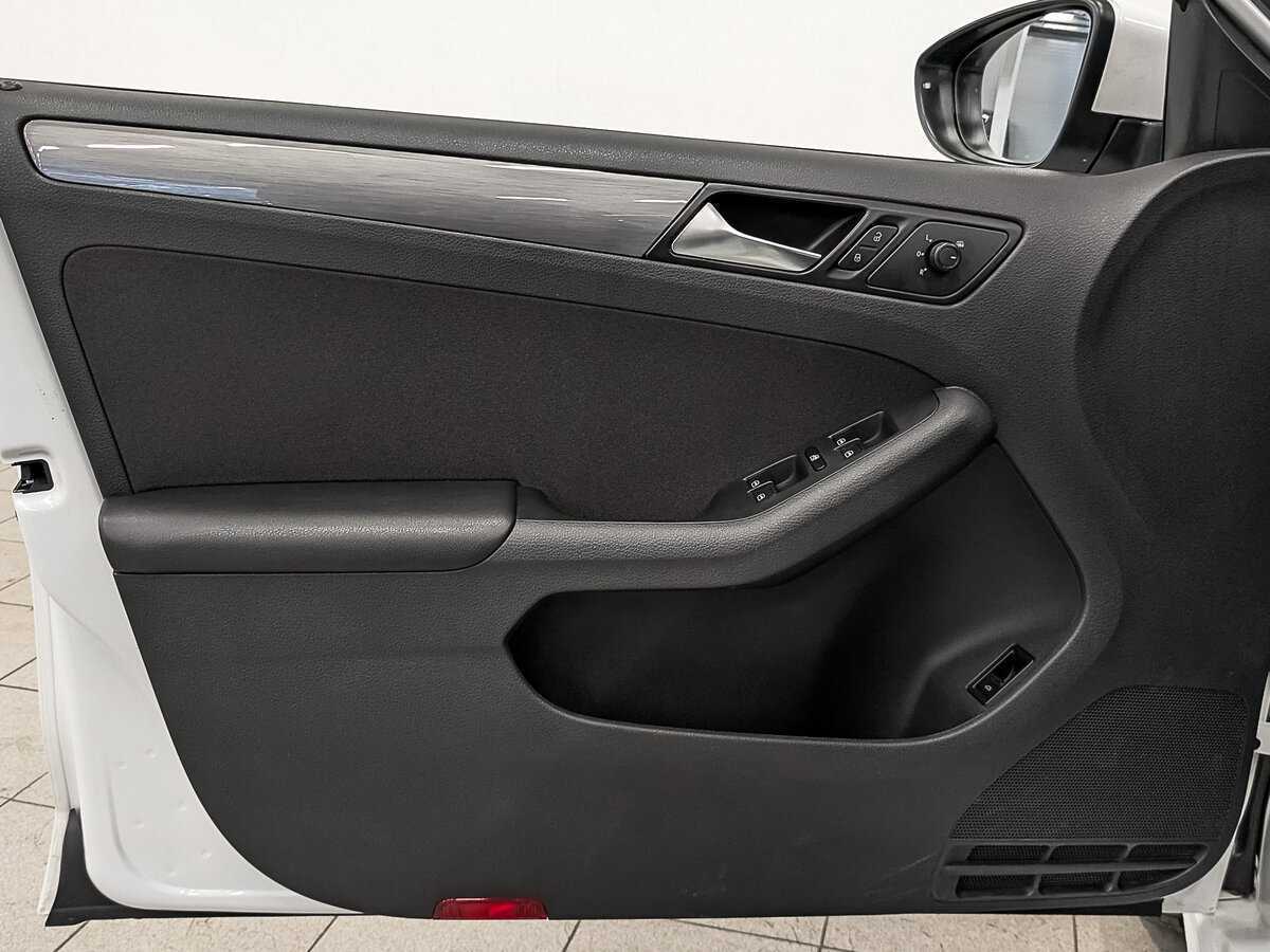 Volkswagen Jetta с пробегом — 2016 год. Фото: #18