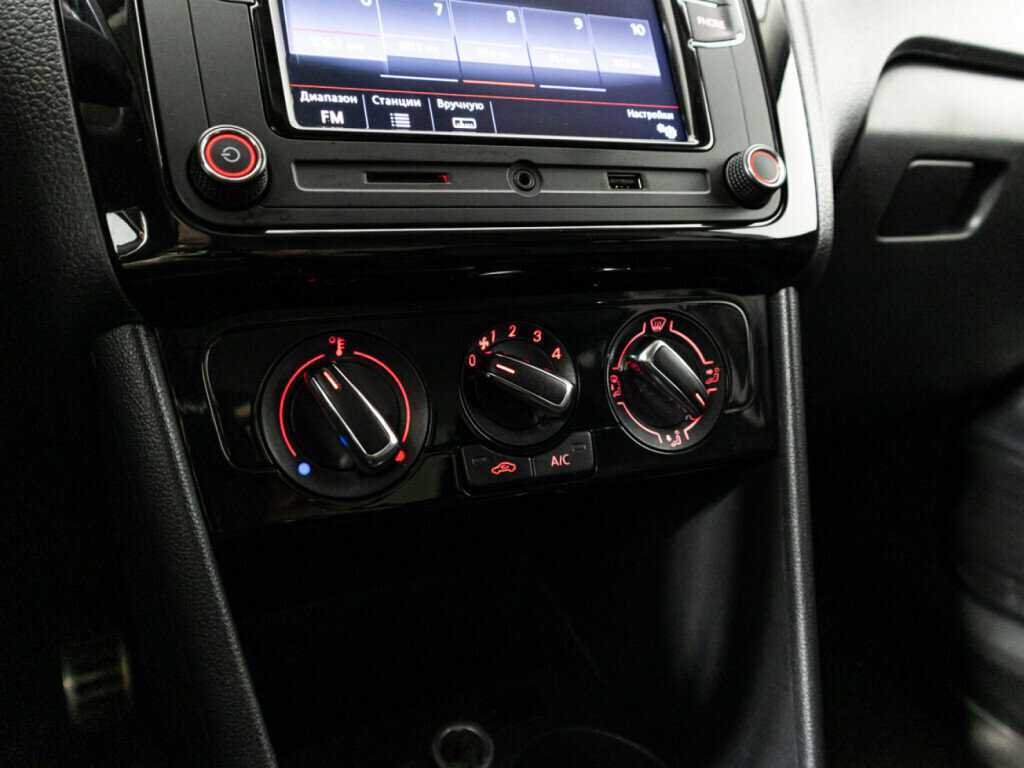 Volkswagen Polo с пробегом — 2015 год. Фото: #14