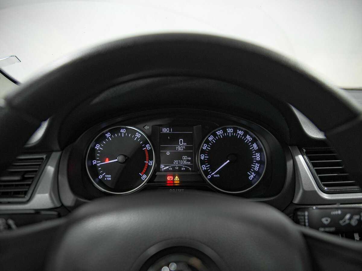 Skoda Rapid с пробегом — 2016 год. Фото: #6