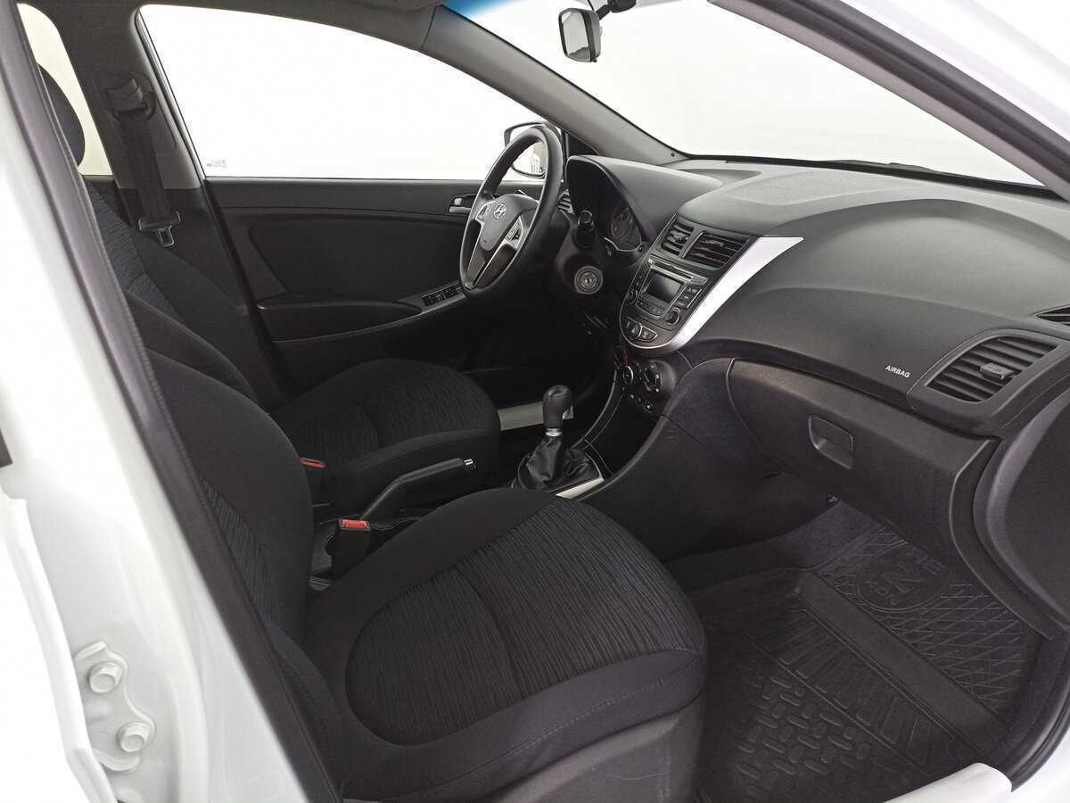 Hyundai Solaris с пробегом — 2015 год. Фото: #10