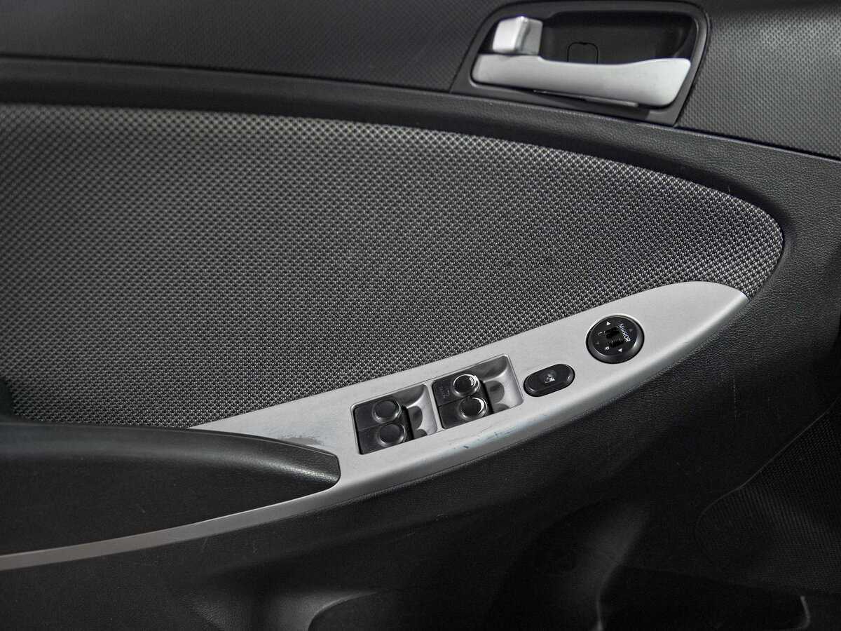 Hyundai Solaris с пробегом — 2012 год. Фото: #9