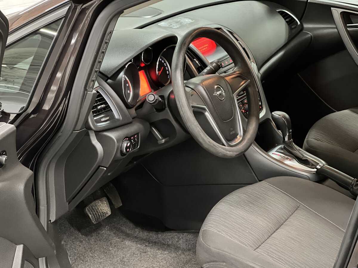 Opel Astra с пробегом — 2013 год. Фото: #15