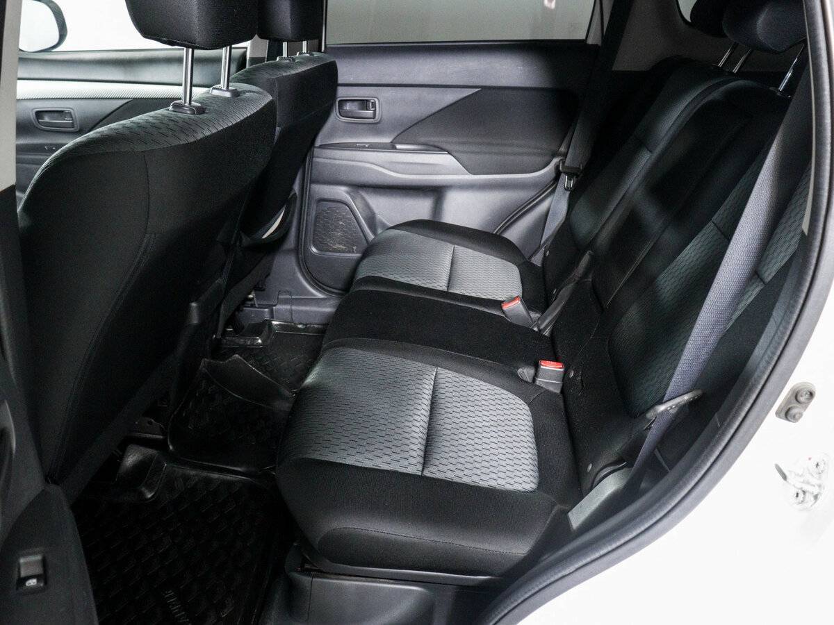 Mitsubishi Outlander с пробегом — 2015 год. Фото: #6