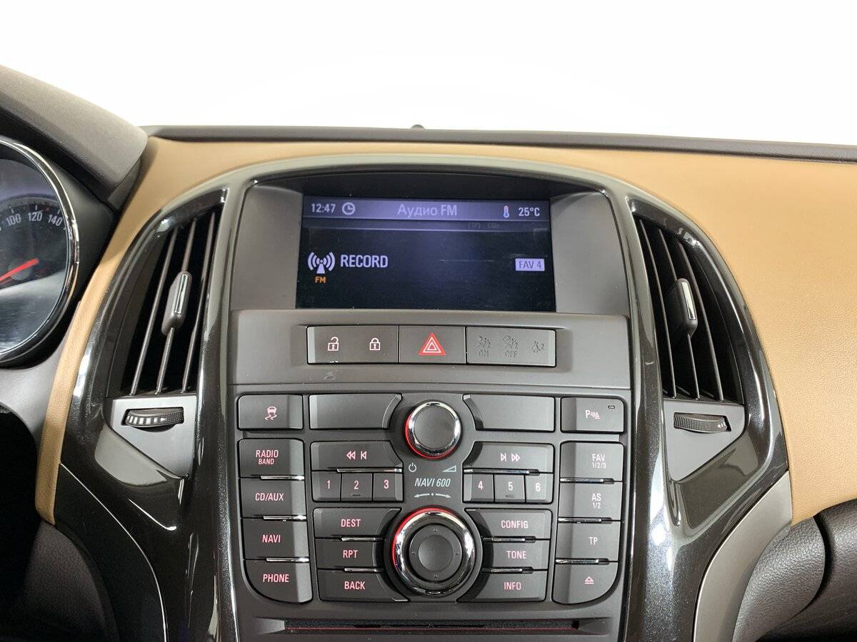 Opel Astra с пробегом — 2013 год. Фото: #13