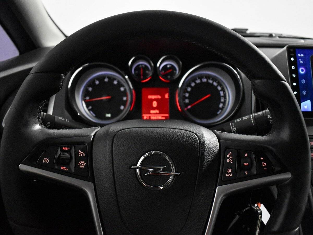 Opel Astra с пробегом — 2013 год. Фото: #16