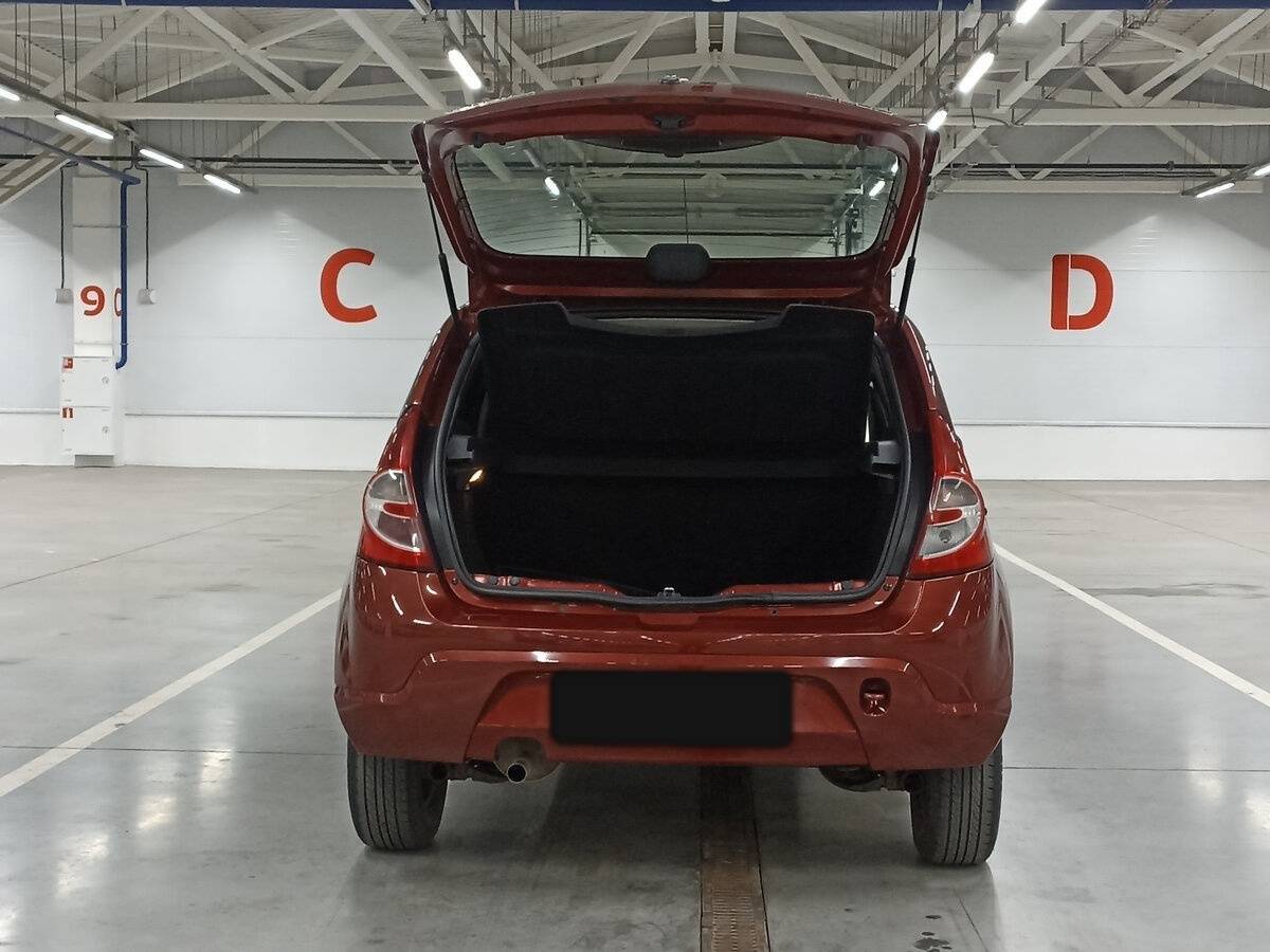 Renault Sandero с пробегом — 2013 год. Фото: #9