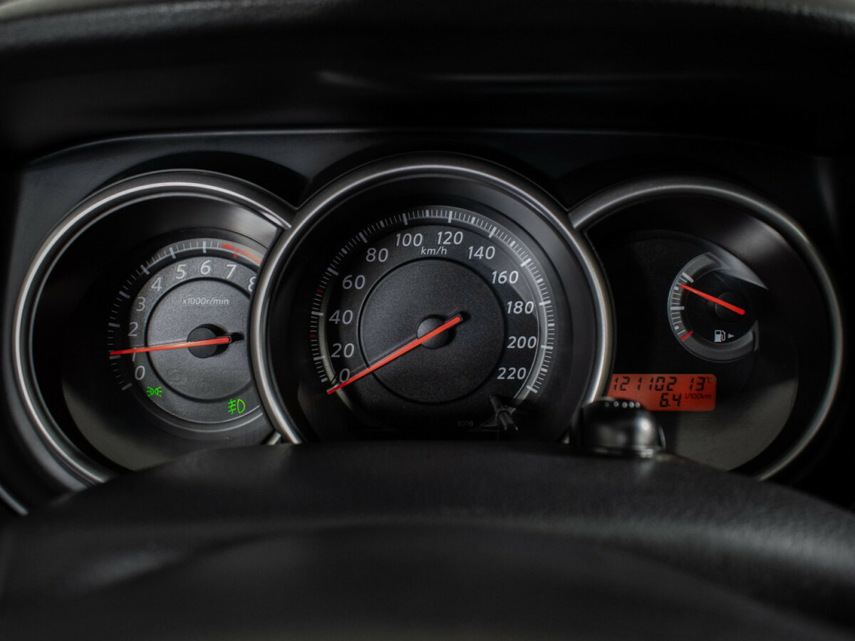 Nissan Tiida с пробегом — 2013 год. Фото: #11