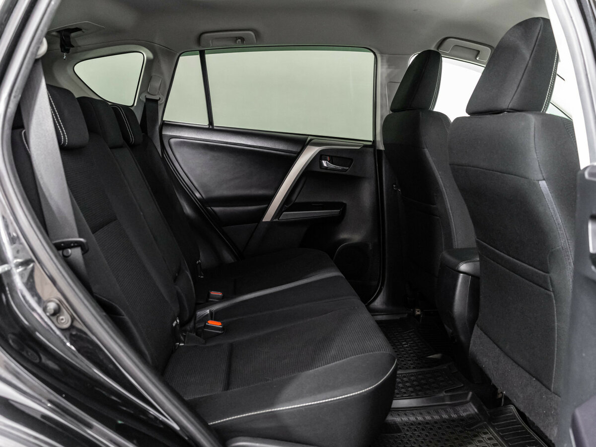 Toyota RAV4 с пробегом — 2016 год. Фото: #11