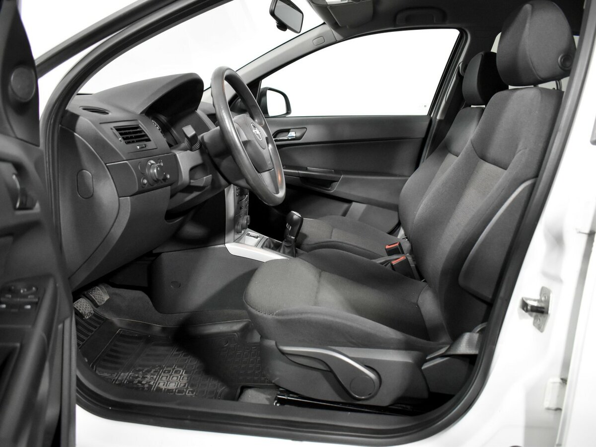 Opel Astra с пробегом — 2013 год. Фото: #8