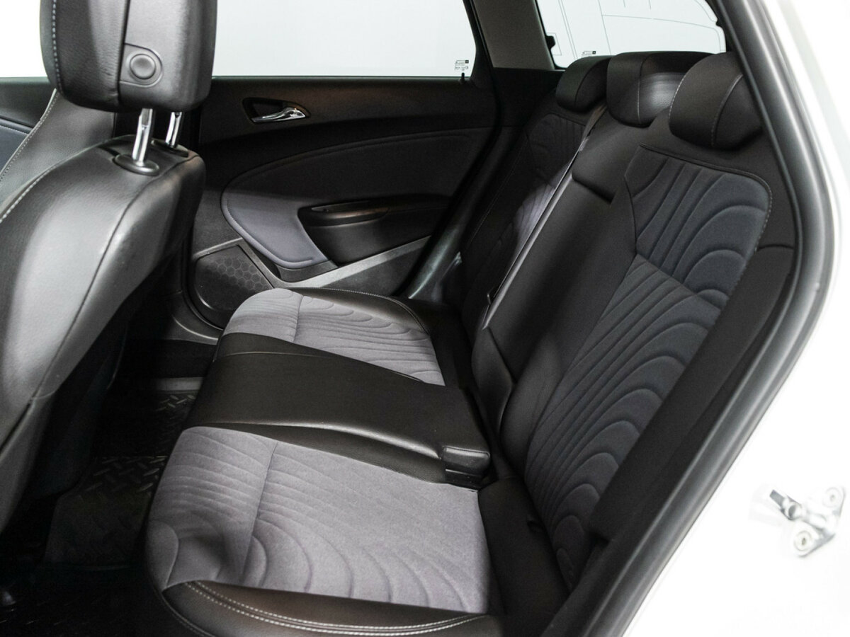 Opel Astra с пробегом — 2014 год. Фото: #9