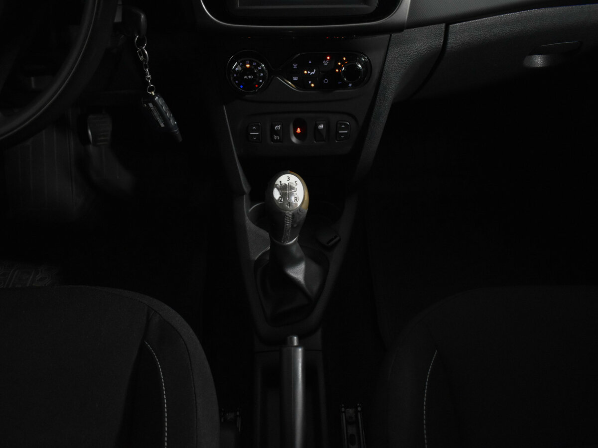 Renault Sandero с пробегом — 2016 год. Фото: #11
